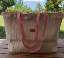 Загрузить изображение в средство просмотра галереи, Handgefertigte Strandtasche in beige, mit einem sehr schönen Innenstoff lila Augen Motiven
