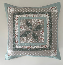Carregar imagem no visualizador da galeria, Patchwork Kissenhülle, Landhausstil Kissenbezug, mint/beige/weiß 40x40cm.
