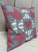 Carregar imagem no visualizador da galeria, Patchwork Kissenhülle, Landhausstil Kissenbezug, rot/grau 40x40cm.
