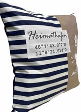 Carregar imagem no visualizador da galeria, Maritimer Kissenbezug personalisiert mit den Koordinaten von deinem Zuhause * Heimathafen … * blau/weiß/beige
