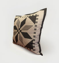 Carregar imagem no visualizador da galeria, Patchwork Kissenhülle, Landhausstil Kissenbezug, grau/weiß 40x40cm
