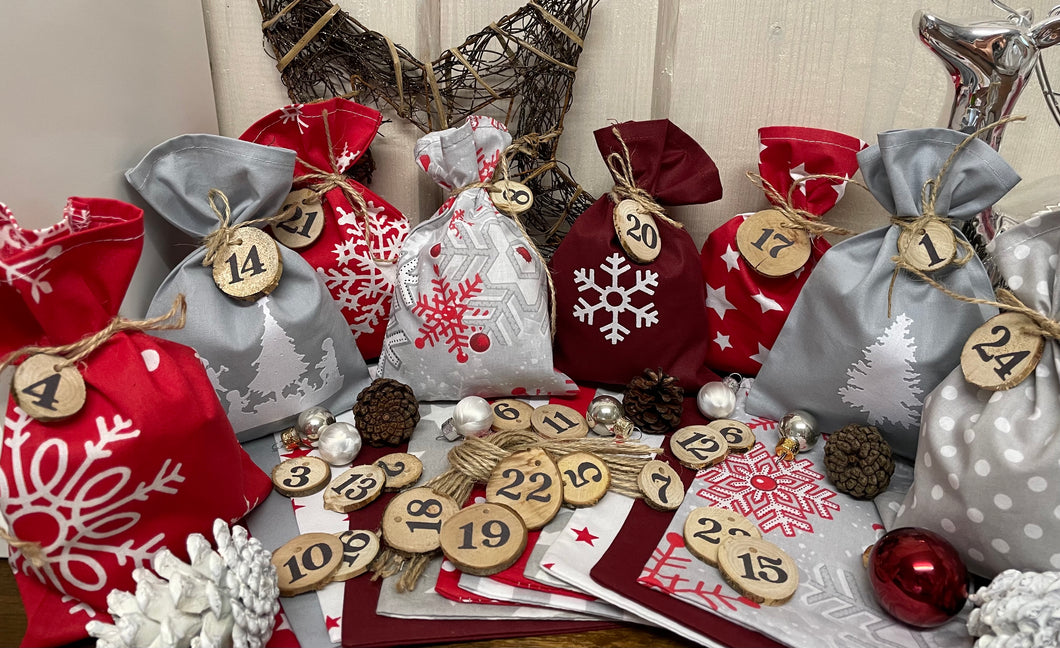 Adventskalender,Landhausstil Adventskalender zum befüllen, 24 Säckchen zum Advent, Adventskalender Zahlen aus Holz, grau/rot
