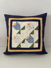 Lade das Bild in den Galerie-Viewer, Patchwork Kissenhülle, Landhausstil Kissenbezug, blau/grün/gelb 40x40cm
