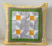 Carregar imagem no visualizador da galeria, Patchwork Kissenhülle, Landhausstil Kissenbezug, grau/gelb/grün/beige 40x40cm
