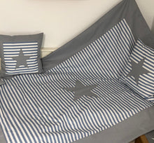 Load image into Gallery viewer, Maritime Patchwork Decke, Tagesdecke, Kinderdecke, Bettüberwurf 130cm x 200cm blau/grau
