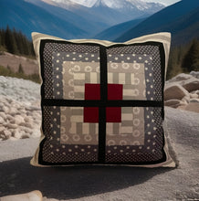 Carregar imagem no visualizador da galeria, Patchwork Kissenhülle, Landhausstil Kissenbezug, grau/ rot/ weiß 40x40cm
