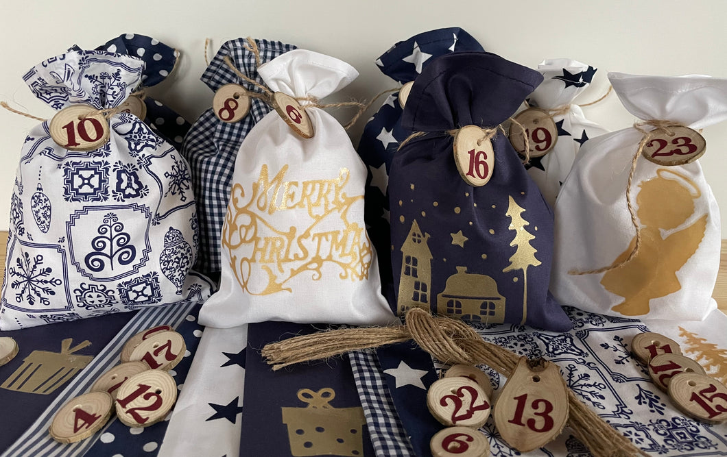 Adventskalender für Kinder, Landhausstil Adventskalender zum Befüllen, 24 Säckchen zum Advent , Adventskalender Zahlen aus Holz, blau /weiß