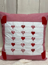 Carregar imagem no visualizador da galeria, Patchwork Kissenhülle, Landhausstil Kissenbezug, rot/weiß 40x40cm.
