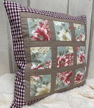 Carregar imagem no visualizador da galeria, Patchwork Kissenhülle, Landhausstil Kissenbezug, beige/mint 40x40cm.
