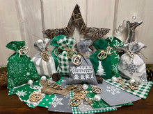 Lade das Bild in den Galerie-Viewer, Adventskalender,Landhausstil Adventskalender zum Befüllen, 24 Säckchen zum Advent , Adventskalender Zahlen aus Holz, grün/grau
