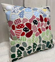 Carregar imagem no visualizador da galeria, Patchwork Kissenhülle, Seeglas Landhausstil Kissenbezug, rot/grün/weiß 40x40cm.
