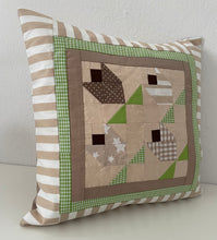 Carregar imagem no visualizador da galeria, Patchwork Kissenhülle, Landhausstil Kissenbezug, beige/grün 40x40cm
