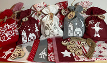 Lade das Bild in den Galerie-Viewer, Adventskalender,Landhausstil Adventskalender zum befüllen, 24 Säckchen zum Advent, Adventskalender Zahlen aus Holz, grau/rot
