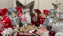 Lade das Bild in den Galerie-Viewer, Adventskalender,Landhausstil Adventskalender zum befüllen, 24 Säckchen zum Advent, Adventskalender Zahlen aus Holz, grau/rot
