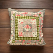 Lade das Bild in den Galerie-Viewer, Patchwork Kissenhülle, Landhausstil Kissenbezug, grau/rosa/grün 40x40cm
