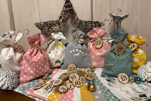 Lade das Bild in den Galerie-Viewer, Adventskalender für Kinder ,Landhausstil Adventskalender zum Befüllen, 24 Säckchen zum Advent , Adventskalender Zahlen aus Holz, pastellfare
