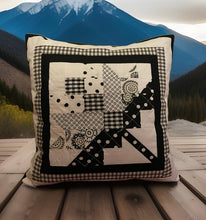 Carregar imagem no visualizador da galeria, Patchwork Kissenhülle, Landhausstil Kissenbezug, weiß/schwarz 40x40cm
