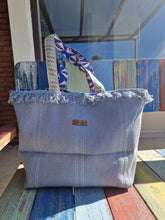 Load image into Gallery viewer, Handgefertigte Strandtasche in blau, mit einem sehr schönen Innenstoff 50x38x18cm
