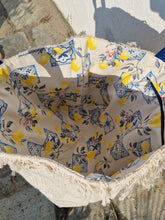 Загрузить изображение в средство просмотра галереи, Große Handgefertigte Strandtasche Lemon aus sommerlicher, wasserabweisender Aussenstoff mit Zitronen der an Italien erinnert.
