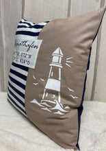 Carregar imagem no visualizador da galeria, Maritimer Kissenbezug personalisiert mit den Koordinaten von deinem Zuhause * Heimathafen … * blau/weiß/beige
