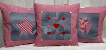 Carregar imagem no visualizador da galeria, Patchwork Kissenhülle, Landhausstil Kissenbezug, rot/blaugrau 40x40cm
