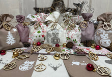 Lade das Bild in den Galerie-Viewer, Adventskalender,Landhausstil Adventskalender zum Befüllen, 24 Säckchen zum Advent , Adventskalender Zahlen aus Holz, weinrot/beige
