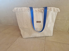 Загрузить изображение в средство просмотра галереи, Handgefertigte Strandtasche in beige, mit einem sehr schönen wasserabweisenden mediterranen Innenstoff
