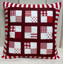 Carregar imagem no visualizador da galeria, Patchwork Kissenhülle, Landhausstil Kissenbezug, rot/weiß 40x40cm.
