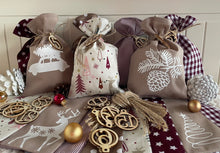 Lade das Bild in den Galerie-Viewer, Adventskalender,Landhausstil Adventskalender zum Befüllen, 24 Säckchen zum Advent , Adventskalender Zahlen aus Holz, rot/beige

