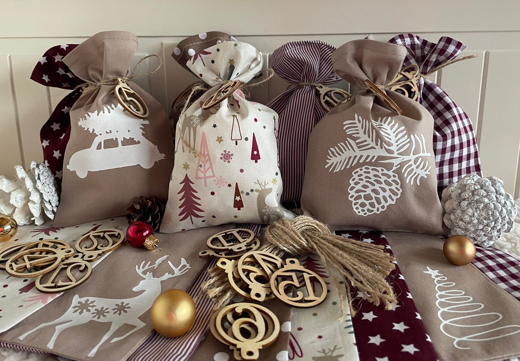 Adventskalender,Landhausstil Adventskalender zum Befüllen, 24 Säckchen zum Advent , Adventskalender Zahlen aus Holz, rot/beige
