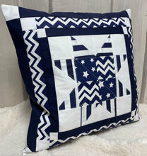 Carregar imagem no visualizador da galeria, Patchwork Kissenhülle, Landhausstil Kissenbezug, blau/weiß 40x40cm.
