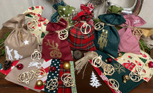 Lade das Bild in den Galerie-Viewer, Adventskalender,Landhausstil Adventskalender zum Befüllen, 24 Säckchen zum Advent , Adventskalender Zahlen aus Holz, rot/beige/grün
