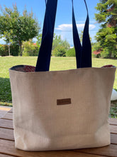 Загрузить изображение в средство просмотра галереи, Handgefertigte Strandtasche in beige, mit einem sehr schönen Innenstoff Meeresuntergrund
