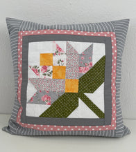 Charger l'image dans la galerie, Patchwork Kissenhülle, Landhausstil Kissenbezug, grau/rosa/grün 40x40cm
