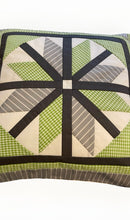 Lade das Bild in den Galerie-Viewer, Patchwork Kissenhülle, Landhausstil Kissenbezug, grau/weiß/grün 40x40cm
