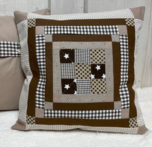 Carregar imagem no visualizador da galeria, Patchwork Kissenhülle, Landhausstil Kissenbezug, beige /braun 40x40cm.
