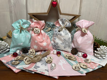 Lade das Bild in den Galerie-Viewer, Adventskalender,Landhausstil Adventskalender zum Befüllen, 24 Säckchen zum Advent , Adventskalender Zahlen aus Holz, rosa/mint/grau
