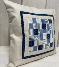 Carregar imagem no visualizador da galeria, Patchwork Kissenhülle, Landhausstil Kissenbezug, blau / creme 40x40cm.

