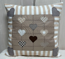 Carregar imagem no visualizador da galeria, Patchwork Kissenhülle, Landhausstil Kissenbezug, beige /weiß 40x40cm.
