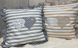 1x Landhausstil Kissenhülle * Kissenbezug mit Rüschen  * Dekokissen * Herzen * beige/weiß