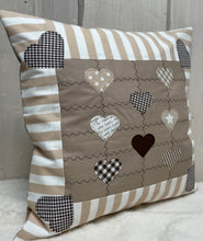 Carregar imagem no visualizador da galeria, Patchwork Kissenhülle, Landhausstil Kissenbezug, beige /weiß 40x40cm.
