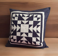 Carregar imagem no visualizador da galeria, Patchwork Kissenhülle, Landhausstil Kissenbezug, blau/weiß 50x50cm

