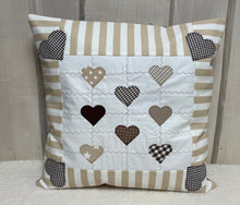 Carregar imagem no visualizador da galeria, Patchwork Kissenhülle, Landhausstil Kissenbezug, beige /weiß 40x40cm.
