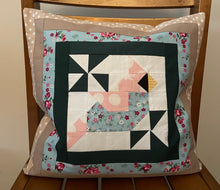 Carregar imagem no visualizador da galeria, Patchwork Kissenhülle, Landhausstil Kissenbezug, Vogel
