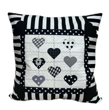 Carregar imagem no visualizador da galeria, Patchwork Kissenhülle, Landhausstil Kissenbezug, schwarz/weiß 40x40cm.
