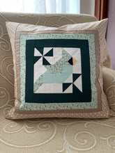 Carregar imagem no visualizador da galeria, Patchwork Kissenhülle, Landhausstil Kissenbezug, mint/beige/weiß

