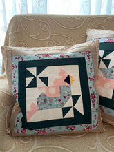 Carregar imagem no visualizador da galeria, Patchwork Kissenhülle, Landhausstil Kissenbezug, Vogel
