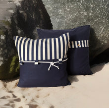 Lade das Bild in den Galerie-Viewer, Maritime Kissenhülle, Landhausstil Dekokissen Seemannsknoten blau/weiß gestreift
