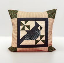 Lade das Bild in den Galerie-Viewer, Patchwork Kissenhülle, Landhausstil Kissenbezug,Vogel, beige/blau/grün/braun
