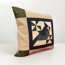 Lade das Bild in den Galerie-Viewer, Patchwork Kissenhülle, Landhausstil Kissenbezug,Vogel, beige/blau/grün/braun
